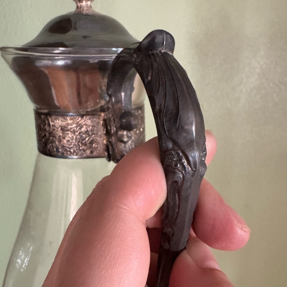 Vintage Sheridan Silver Co. Glass Carafe Pitcher Silver-plated Handle with Lid - Picture 3 of 3